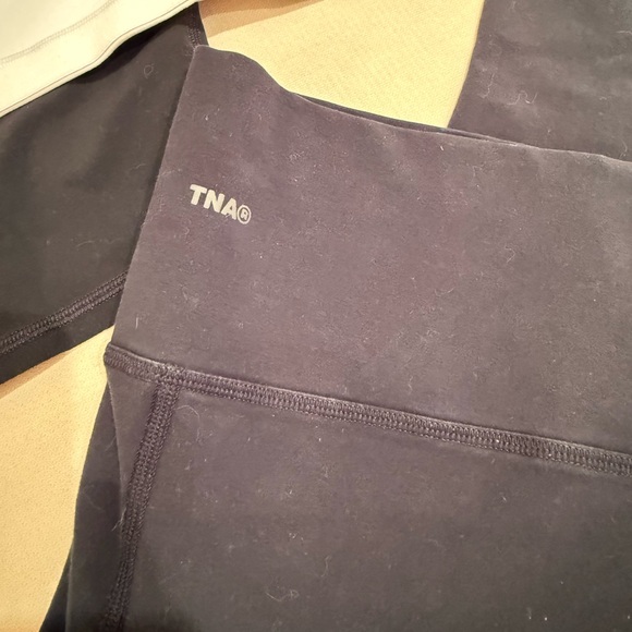 Aritzia TNA Golden Workout Outfit - Picture 5 of 6